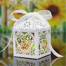 Darmowa Wysyłka 120 sztuk Kolory Laser Cut Heart Lantern Styl Cukierki Favor Boxes Wedding Party Słodkie Dekoracje Stołowe Cukierki Pudełka