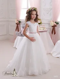 2016 Kids Miniatyr Bröllopsklänningar med Cap Sleeves och Beaded Sash Lace Appliques Tulle Beautiful Flower Girls Gowns