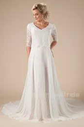 新しいA-Line Outdoor Lace Chiffon Modest Wedding Dresses with Sleeves v Neck Bottons Back boho lds Bridal Gownsカスタムメイド