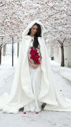 2016 Vinter brudklädsel i satin och päls skräddarsydda elfenben vit full längd brudkapslar för bröllop