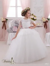 2016 Mini Brides Sukienki z krótkimi rękawami i długości podłogi Koronkowe Aplikacje Suknia Balowa Piękne Kwiat Dziewczyny Suknie z Zroszonymi Różową wstążką