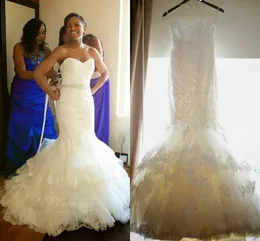 Nya afrikanska sjöjungfru bröllopsklänningar plus storlek spetsapplikationer kristallpärlade bälte domstol tågklänningar rufsar nivåned brudklänning
