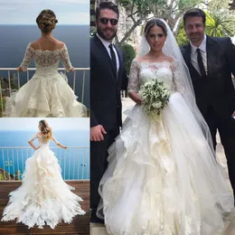 Off Shoulder Tiered kjolar 2019 Bröllopsklänningar Halva ärm Lace Applique Pärlor Brudklänningar svep Train Crystal Vintage Beach Wedding Dress