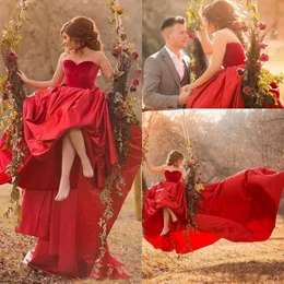 Wspaniały Czerwony Aksamitny Sweetheart Prom Dresses powiedział Mhamad Czerwony Długi pociąg Suknie Wieczorowe Saudyjska Arabska Arabska Celebrity Formalne Dresses