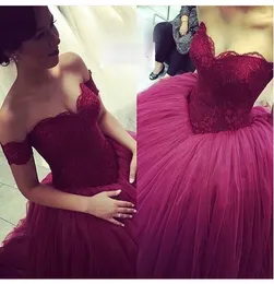 Burgundy Ball Gown Prom Klänningar Lace Formal Evening Party Dress Puffy Tulle Off The Shoulder Robe De Soiree Women Formal Party Gowns Custom