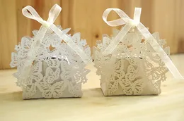 100ピースの中空の蝶キャンディーボックス結婚式のパーティーフォレオチョコレートギフトホワイトギフトボックスユニークで美しいデザイン