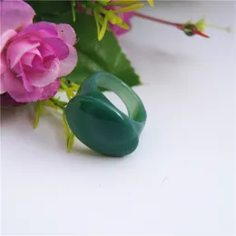 밴드 고리 2023 자연 녹색 롱란 손으로 손으로 캐비 된 마노 타원형 반지 표면 링 워맨의 디자이너 쥬얼리 진주 골드 액세서리 새로운 반지