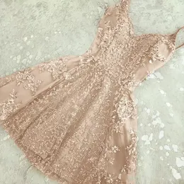 2018 Charmig A-Line Crystal Korta Homecoming Klänningar Nya Lace Appliques Mini Spaghetti-Straps Billiga Cocktail Klänning Sommarfest Bär BA6157