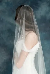 Designer i lager Högkvalitativ vit Elfenben Champagne Bröllop Veil One Layer Waltz Längd Bridal Veil Cut Edge Pearls med Alloy Comb Tulle