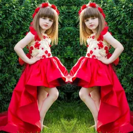 結婚式のためのゴージャスな赤い高い低い花の女の子のドレス2018年のクルーノースリーブのレースの小さな花の女の子の女の子Pageantガウンスイープトレインの赤ちゃんのドレス
