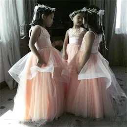 Underbara Tulle Lace Appliques Flower Girl Dresses for Wedding Crew Ärmlös Peplum Girls Pageant Gowns Kids Birthday Party Dress