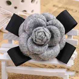 Grossist- mode kvinnor kvalitet faux ull tyg kamellia blommor bowknot brosches handgjorda kostymtillbehör stora broscher för damer