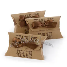 Gratis frakt 100pcs Herr Mrs Pillow Favor Boxes Bröllop Favor Holder Rustik Tema Candy Boxes Favor Boxes Table Decoration Party Supplies