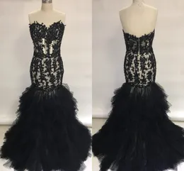 2020 billiga långa prom klänningar sjöjungfrun älskling spets applikationer ärmlös svart tjej prom party kappor ruffles kjol plus storlek formell klänning