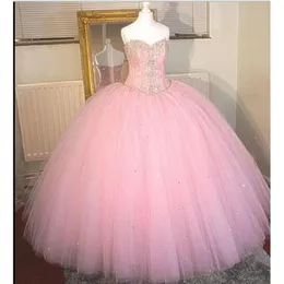 2017 Sexy Różowy Sweetheart Suknia Balowa Quinceanera Suknie Z Kryształami Lace Up Floor Długość Prom Party Gown Sweet 16 Dress BM90