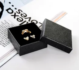 [Proste siedem] 6.3 * 6.3 * 2.3 cm Classic Black Jewelry Ring Box, Specjalna Bransoletka Bransoletka Pudełko, Festiwal Wisiorek Wyświetlacz z gąbką