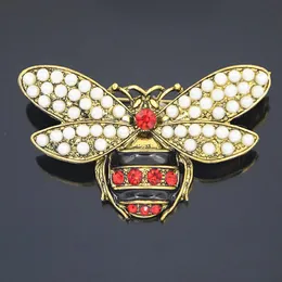 Vintage Styl Eleganckie Czerwone Kryształy i Faux Pearl Cute Bee Broszka Hot Sprzedaży Uroczy Insect Collar Pin Ubrania Akcesoria
