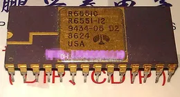 R6551C . R6551AC . SERIAL COMM CONTROLLER integrated circuit ic, dual in-line 28 pins CDIP ceramic package, R6551 Gold surface Vintage Chips