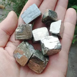Целый 100 г естественного железного пирита грубых камней минералы и камни складывались грубыми образцами драгоценного камня заживление 4110428