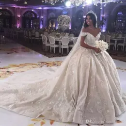 Luxury Arabia Ball Gown Bröllopsklänningar Kristallpärlor Petals Lace Applique Brudklänningar Av Skulderkapell Tåg Plus Storlek Bröllopsklänning