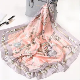 2018最新の春秋女性サテンスクエアスカーフプリント女性スカーフ純粋なポリエステルシルクレディショール70x70 cm