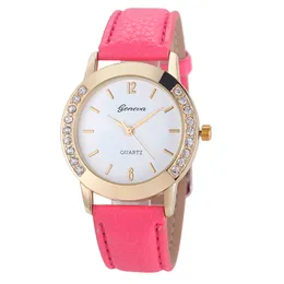 Elegant Womens Quartz Watch: Classic Leather Strap Timepiece for