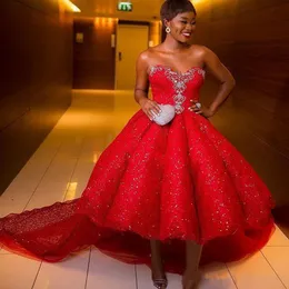 Afrikanische rote High-Low-Abschlussballkleider, glänzende Perlen, herzförmige Abendkleider, Übergröße, Spitze, Sweep-Zug, Damen-Cocktail-formales Partykleid