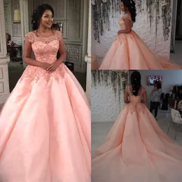 Elegant Scoop Neck Lace Quinceanera Klänningar Tulle Applique Ball Gowns Sweep Train Prom Party Princess Klänningar med Lace Up Back BC0289