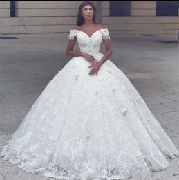 2018 Arabiska Sweetheart Ball Gown Bröllopsklänningar Av Skulder 3d Blommor Beaded Pearl Lace Princess Golvlängd Puffy Plus Size Bridal Gown