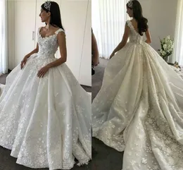 2018 Elegant Scoop Lace Appliques A-Line Bröllopsklänningar 3D-Floral Beads Ärmlös Tulle Hollow V-Back Chapel Train Plus Storlek Bröllopklänningar