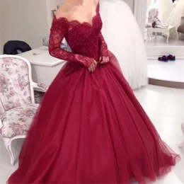 2018 Nowa Elegancka Suknia Balowa Koronki Burgundia Prom Dresses Z Długim Rękawem Off Ramię V-Neck Tulle Frezowanie Suknie wieczorowe Q86