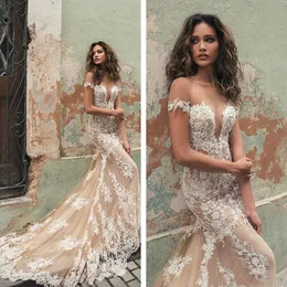 2018 Berta Illusion Off Ramię Cap Rękawy Koronki Syrenki Suknie Ślubne Tulle Aplikacja Court Train Wedding Bridal Suknie