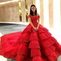 중동 화려한 빨간 드레스 어깨에 짧은 소매 구슬 아플리크 신부 가운 계층화 된 치마 긴 기차 웨딩 드레스