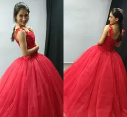 Red Tulle Koronki Quinceanera Suknie Spaghetti Paski Zroszony Aplikacje Backless Sweet 16 Dresses Ball S Gown Prom Dresses Sweep Pociąg