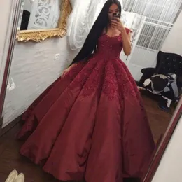 Sweetheart Dubai Długie sukienki Prom Fufles Bez Rękawów Koronki Aplikacja Satin Ball Suknia Party Dress Elegant Dark Red Lace-up 2018 Prom Dresses