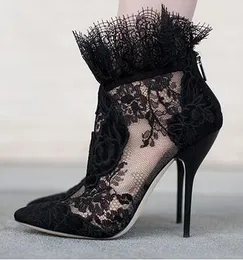 Elegant svart broderade kvinnor booties spets blommor super tunna hög seel skor fotled high dragkedja feminin kort stövlar cut-out