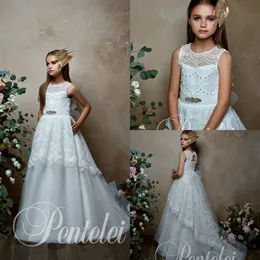 Cute Flower Girl Sukienki Linia Klejnot Neck Sweep Pociąg Koronki Bez Rękawów Koronki Dziewczyny Korowód Suknia Z Pasek Kryształ Perły Dzieci Suknie Ślubne