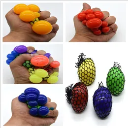 Barnleksaker Rolig Anti-Stress Squishy Mesh Ball Grape Squeeze Sensory Simulering Fruity Leksaker Kids Spela Vent Leksaker Pendant Gags Present 4Colors