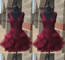 Bordo Ruffles Kokteyl Elbiseleri 2019 V Yaka Kap Sleeve Dantel Açık Geri Kısa Gelinlik Modelleri Mezuniyet Elbise Kızlar için Mezuniyet Elbise