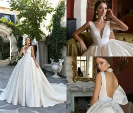 2018 Eva Lendel Bohemian Bröllopsklänningar Deep V Neck Backless Ärmlös Sweep Train Country Bridal Dress Bow Enkel Plus Size Bröllopsklänning