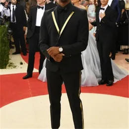 Golden Lapel Black Men Passar Kostym Homme 2Pieces (Jacket + Pant + Tie) Fashion Terno Masculino Groom Senaste Design Blazer 820
