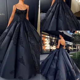 2018 Sexy Black Spaghetti Riemen Satin Ball Kleid Abendkleider Sleeveless Spitze Appliques Backless Prom Kleider Plus Sizormer Evening Gowns