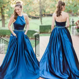 Charmig A Line Prom Dresses Halter Neck Backless Elastic Satin Evening Klänningar med Fickor Beading Sash Formella Party Gowns