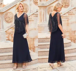 Mutter von Braut Kleidern Chiffon Marine Blau gegen Hals Kristall Perlen Kurzärmele Teenlänge mit Wrap Cape Plus Size Wedding Gäste Kleid