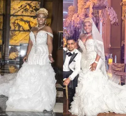 Dubai Arabskie Luksusowe Kryształy Zroszony Syrenki Suknie Ślubne Off Ramiona Głęboka V Neck Długa Kaplica Train Wzburzyć Spódnice Wedding Suknie Ślubne