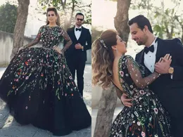 Bedövning svart med broderi blommor kväll prom klänning boll kappor långärmad v Backless tulle billig formell quinceanera klänning