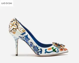 Moda 2018 marca Bohemian Bombas Mulheres Apontou Toe sapatos de festa de impressão sapatos de casamento sapatos de vestido de diamante do vintage impressão de couro de salto alto