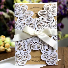 100ピース白いレーザーカット結婚式の招待状空白の花の中空のエンゲージメントリボンフリーエンベロープシール付きパーティー招待状カード