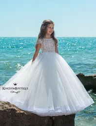 Tiered Beach Flower Girl Dresses A Line Jewel Cap Sleeve Sweep Train Girls Pageant Klänningar med Lace Applique Pärlor för bröllopsfest