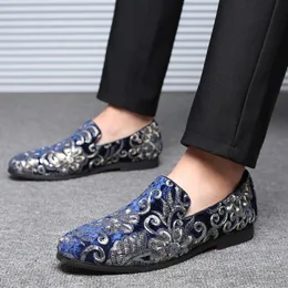 Italienska Märke Broderade Sequins Formella Skor Män Designer Guld Velvet Fabric Män Slip på Bröllopsklänning Skor Loafers Mens Skor Casual